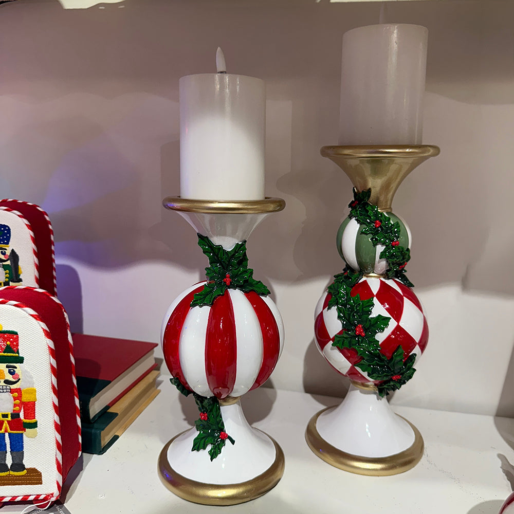 Viv! Christmas Kerst Tafeldecoratie - Hulst & Kerstbal Kandelaar - set van 2 - rood wit groen - 30cm