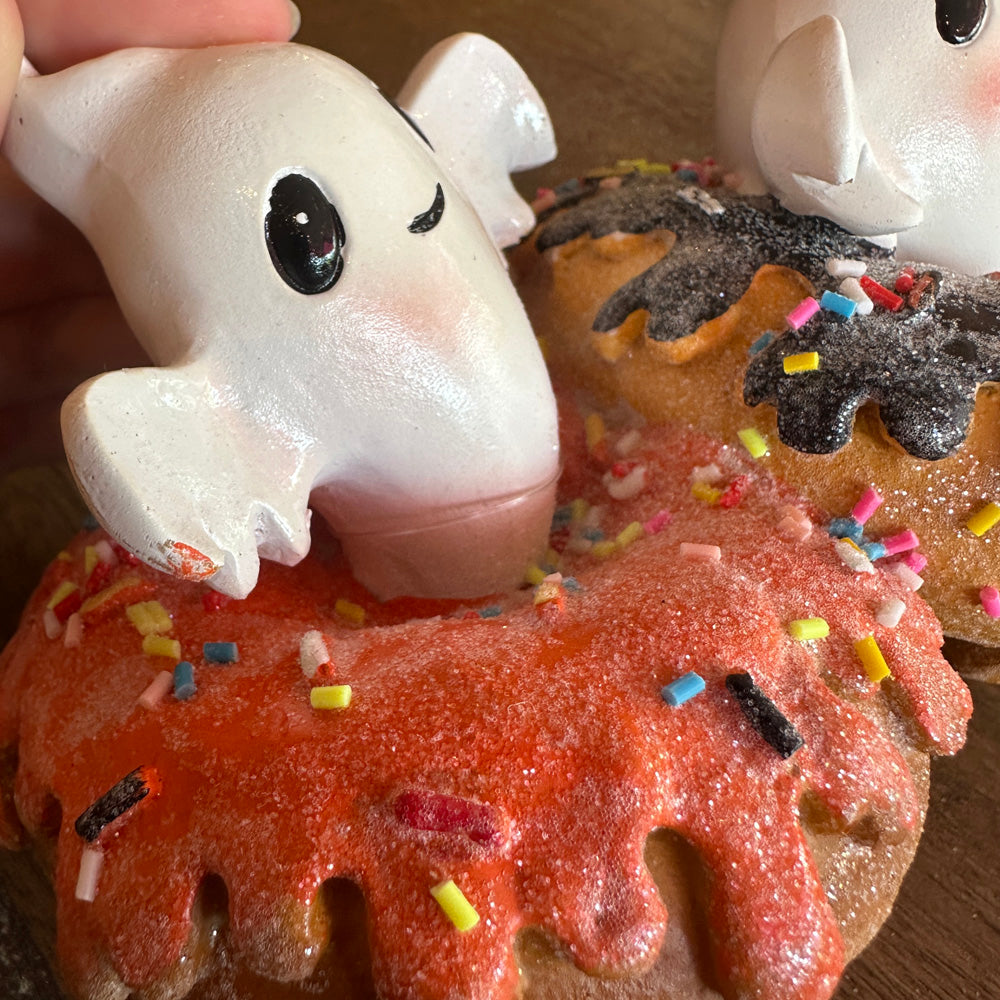 B-KEUZE: Viv! Christmas Halloween Decoratie Beeld - Spookjes met Donuts - 18 cm