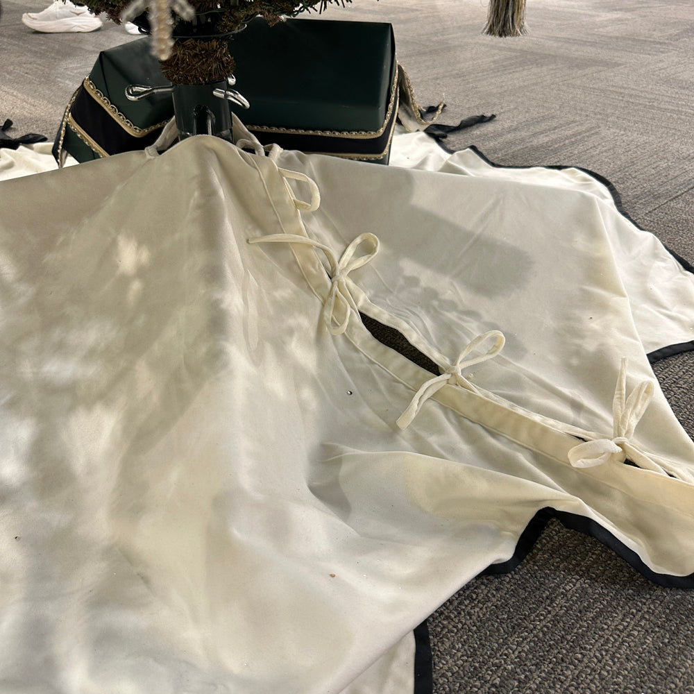 Viv! Christmas Luxury Tree Skirt - Velvet w/ Satin Bows - White Black - Ø152 cm