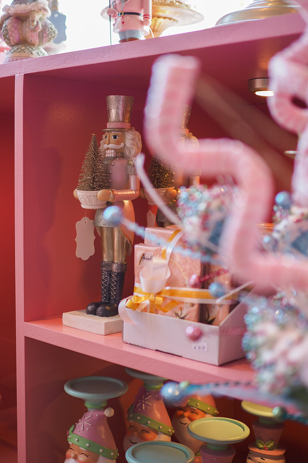 Viv! Christmas Kerstbeeld - Kerst Notenkraker met Verlichte Kerstboom - pastel - roze - 38cm