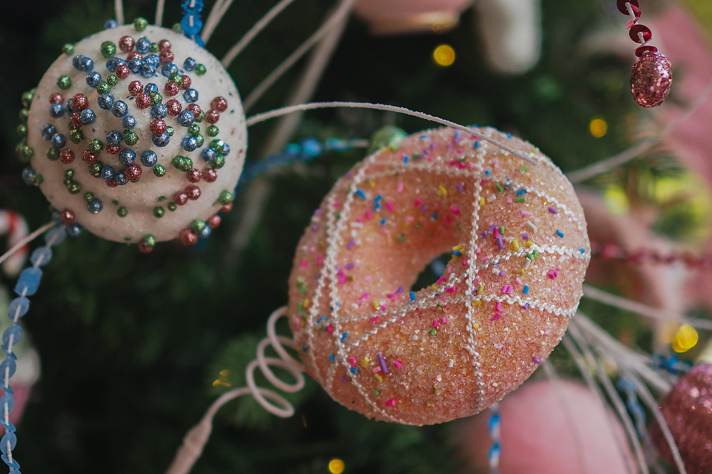 Viv! Christmas Kersttak - Donuts met Hagelslag - pastel - roze - 61cm