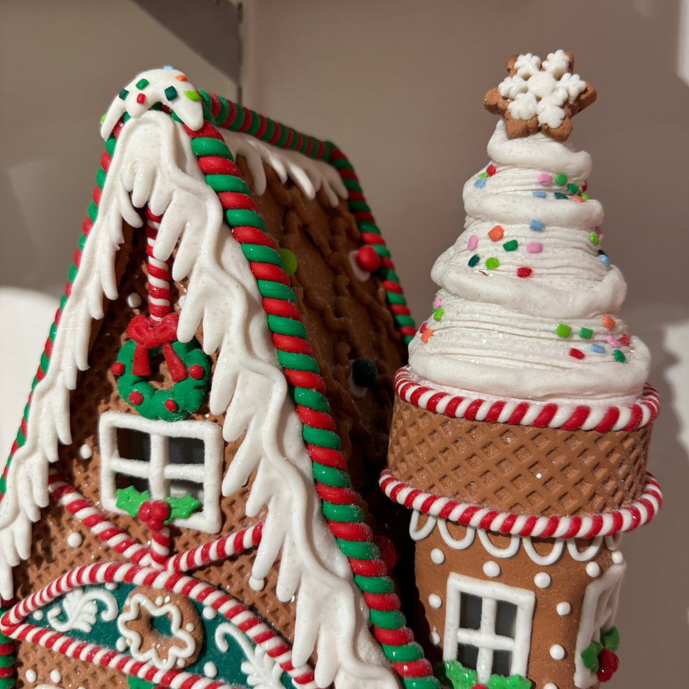 Viv! Christmas Kerstbeeld - Gingerbread Huis van Klei met IJstoren incl. LED Verlichting - bruin rood groen - 30cm