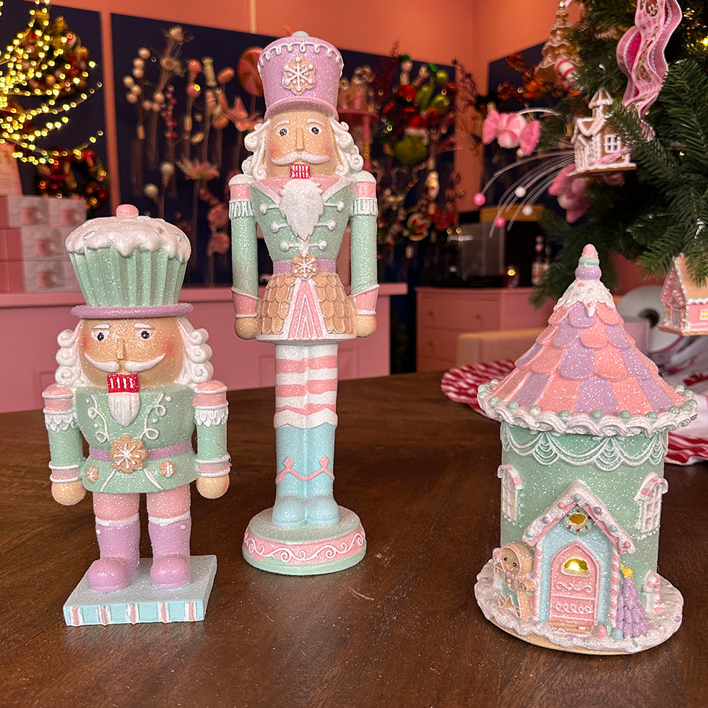 Viv! Christmas Kerstbeeld - Kleine Gingerbread Notenkraker met Cupcakehoed - pastel - 23cm