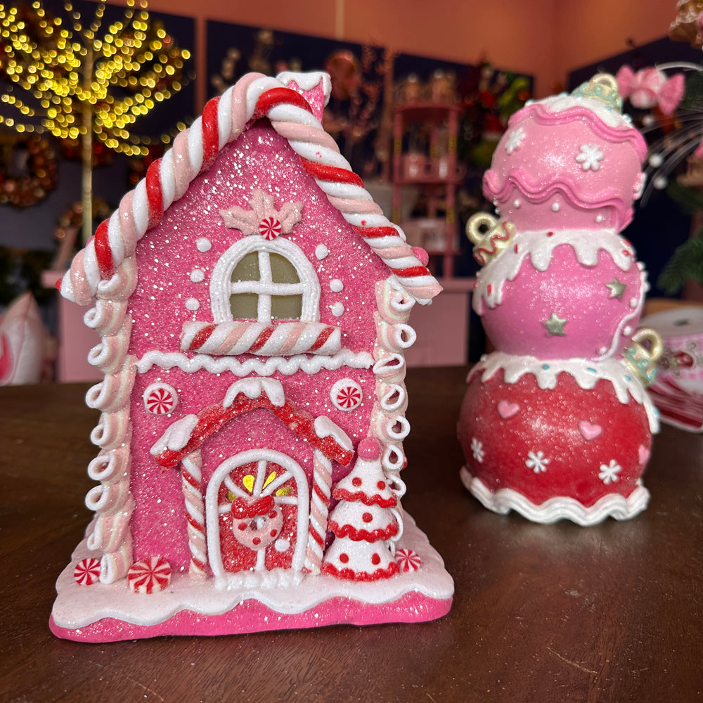 Viv! Christmas Kerstbeeld - Gingerbread Huis van Klei met Krans op de Deur incl. LED Verlichting - roze wit - 22cm