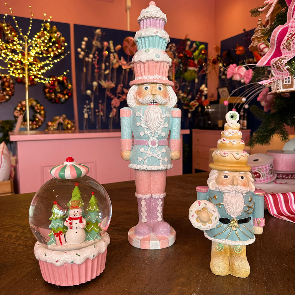 Viv! Christmas Kerst Sneeuwbol incl. Muziekdoos - Sneeuwpop in Cupcake - pastel roze - 19cm