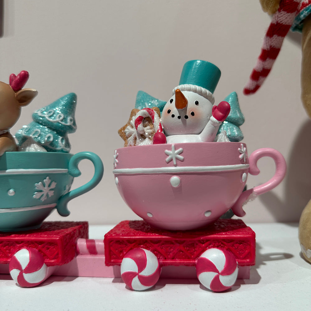 Viv! Christmas Kerstbeeld - Gingerbread Trein met Theekop Wagons - roze rood blauw - 38cm