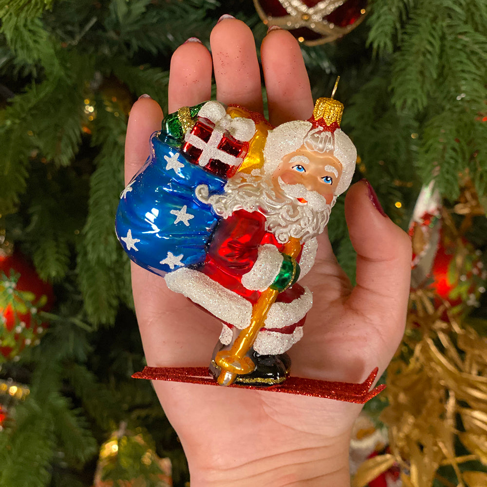 Viv! Christmas Kerstornament - Skiënde Kerstman - mond geblazen glas - rood blauw wit - 10cm