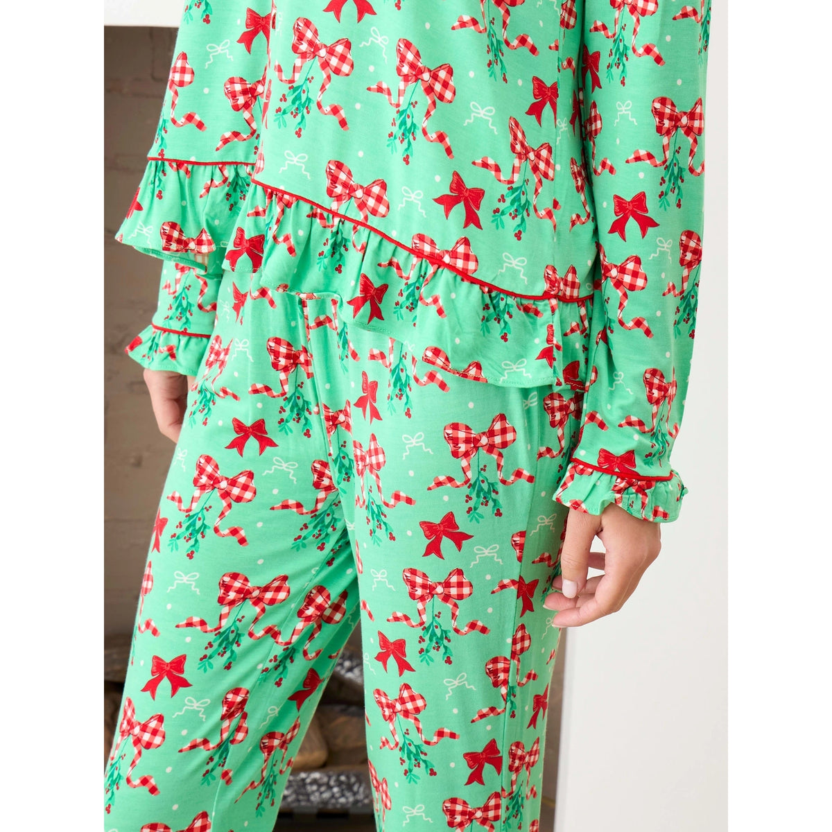 RuffleButts - Damen Weihnachts-Pyjama mit Knopfleiste - Mistle-bows Grün - Bambusviskose