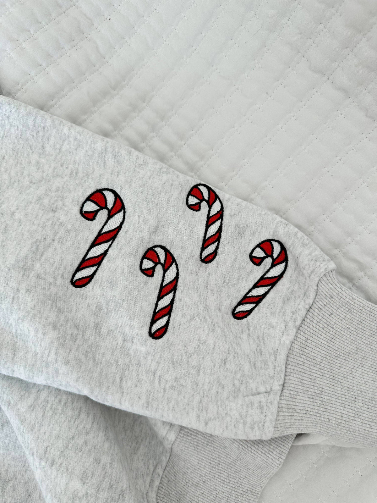 Viv! Christmas Kerst Kleding - Dames Kersttrui - Gingerbread Recipe Embroidery Grey Sweatshirt