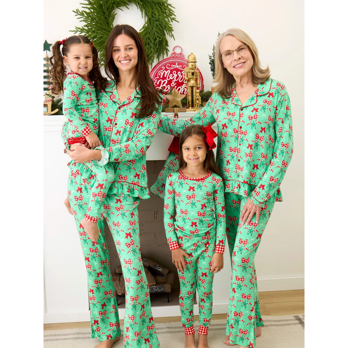 RuffleButts - Damen Weihnachts-Pyjama mit Knopfleiste - Mistle-bows Grün - Bambusviskose