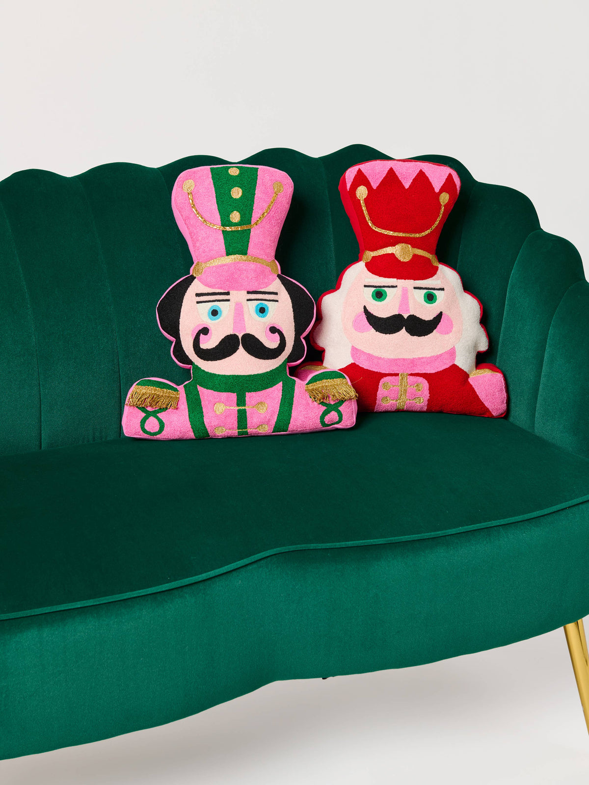 Rood-roze notenkraker kerstkussen van Shiraleah met getufte details