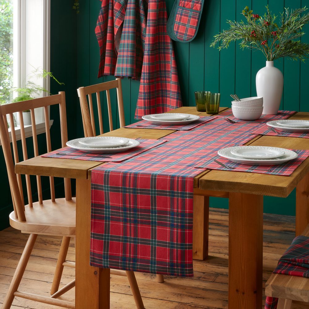 Viv! Christmas Kerst Tafelloper - Tartan Ruitpatroon - 220 cm
