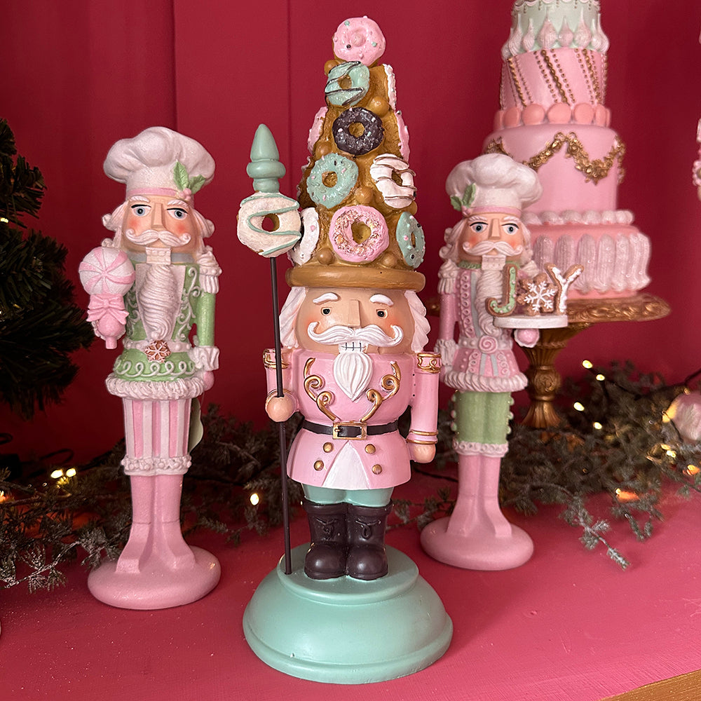 Viv! Christmas Weihnachtsfigur - Nussknacker mit Donuthut und Stab - Pastell - rosa grün - 38cm