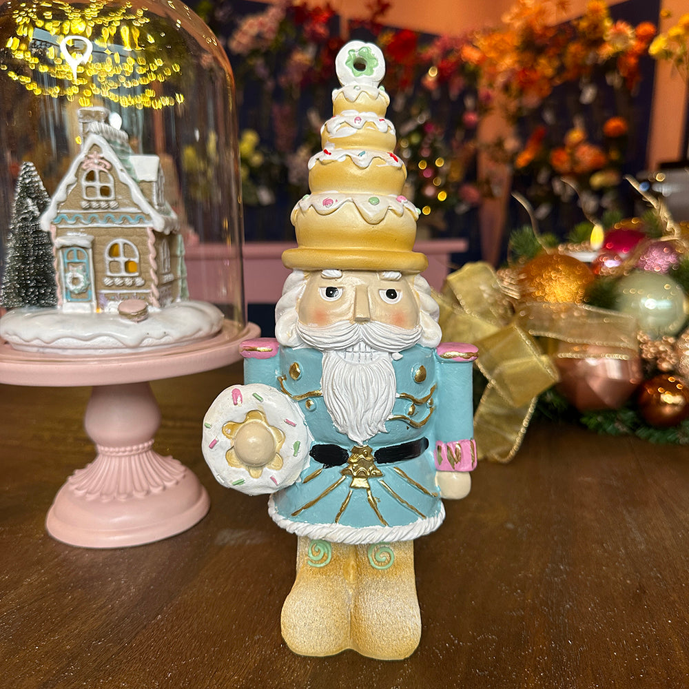 Viv! Christmas Weihnachtsfigur - Nussknacker Figur mit Donuts - Pastell - blau rosa - 25cm