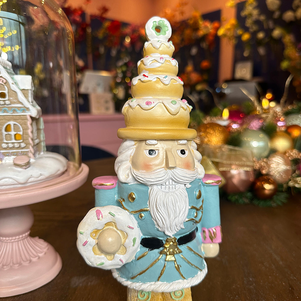 Viv! Christmas Weihnachtsfigur - Nussknacker Figur mit Donuts - Pastell - blau rosa - 25cm