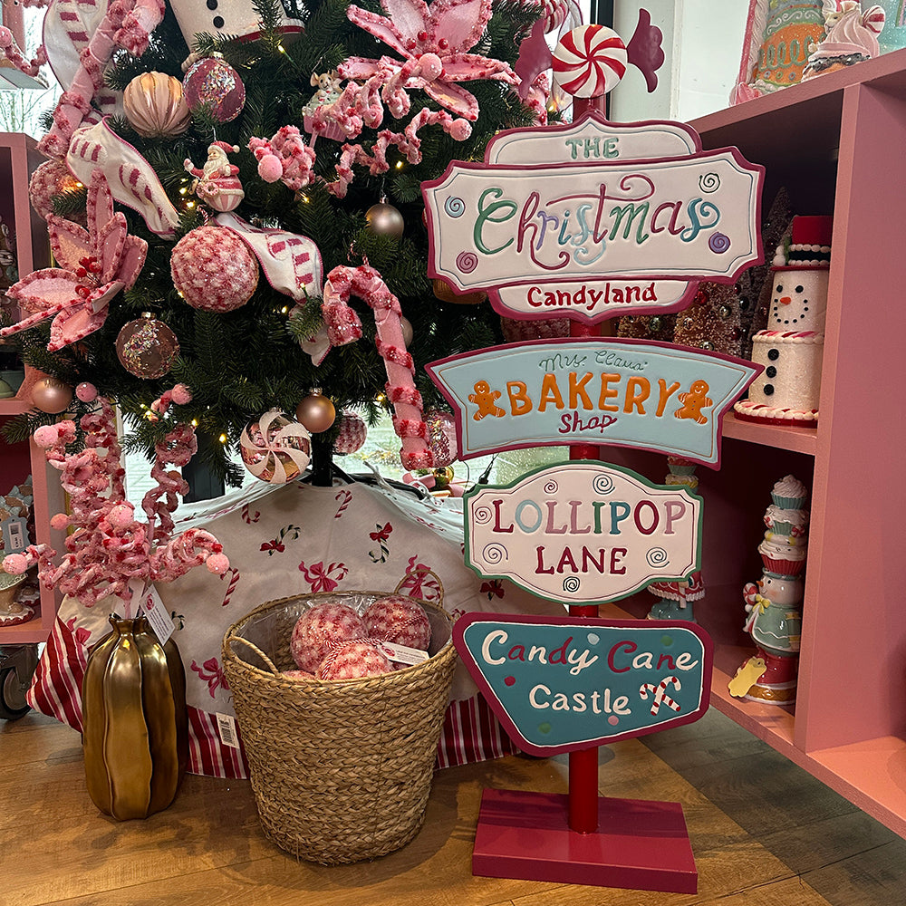 Viv! Christmas Kerstbeeld - Gingerbread Bakery en Candyland Bord van Metaal - pastel - roze blauw - 107cm