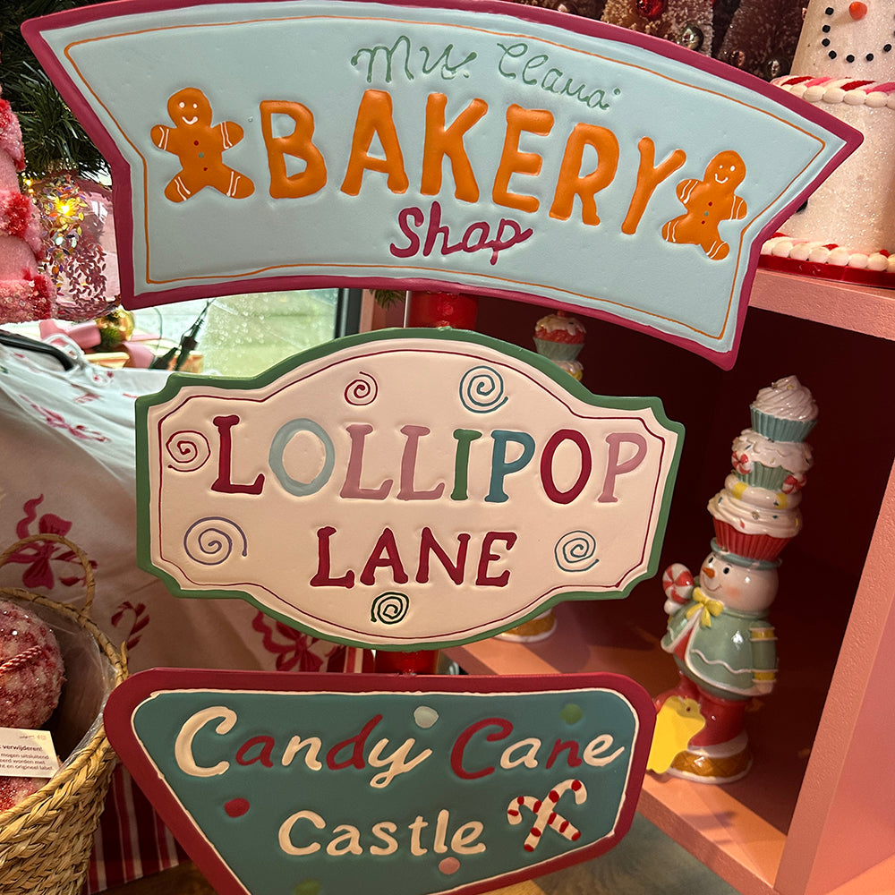 Viv! Christmas Kerstbeeld - Gingerbread Bakery en Candyland Bord van Metaal - pastel - roze blauw - 107cm