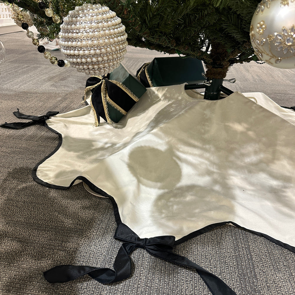 Viv! Christmas Luxury Tree Skirt - Velvet w/ Satin Bows - White Black - Ø152 cm