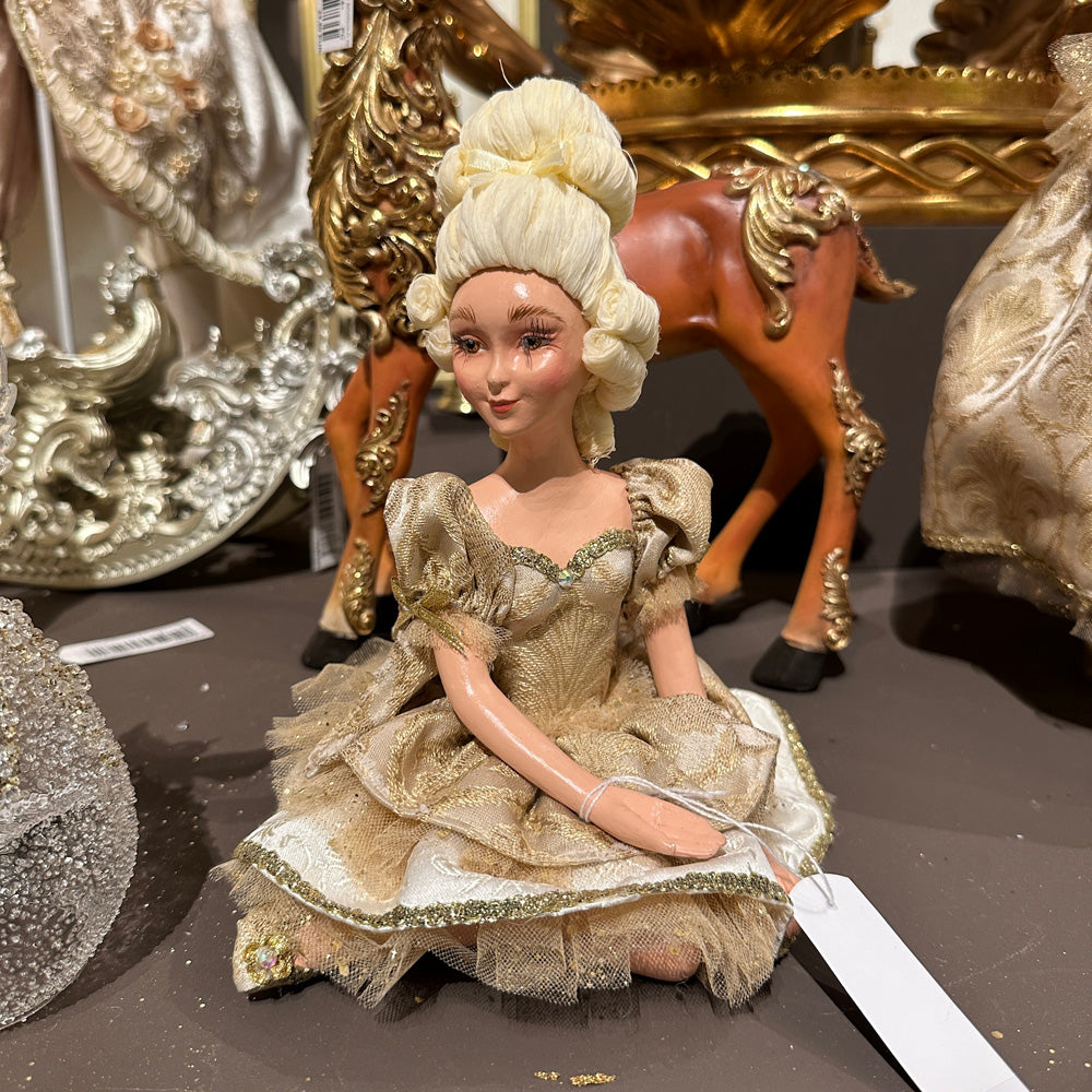 Goodwill M&G Kerstbeeld - Sun King Baroque Sitting Lady Doll - 22cm