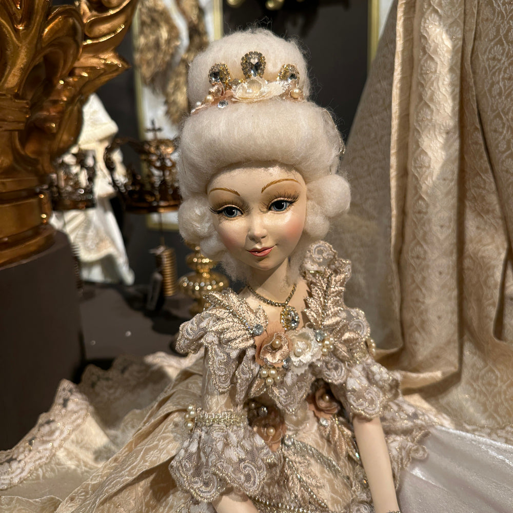 Goodwill M&G Weihnachtsfigur - Sitzende Sun Queen Dame - 54 cm