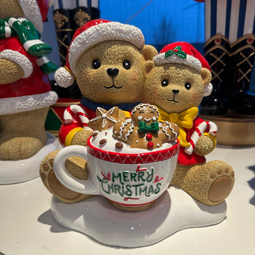 Viv! Christmas Weihnachtsfigur - Teddybären mit 'Merry Christmas' Tasse - Rot - 25 cm