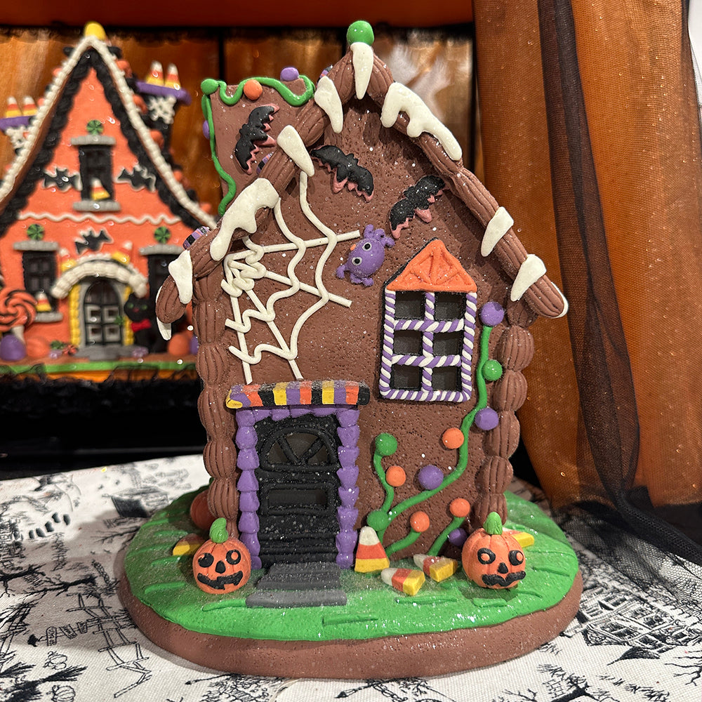 Viv! Christmas Halloween Decoratie Beeld - Bruin Gingerbread Huis van Klei incl. LED Verlichting - 24 cm