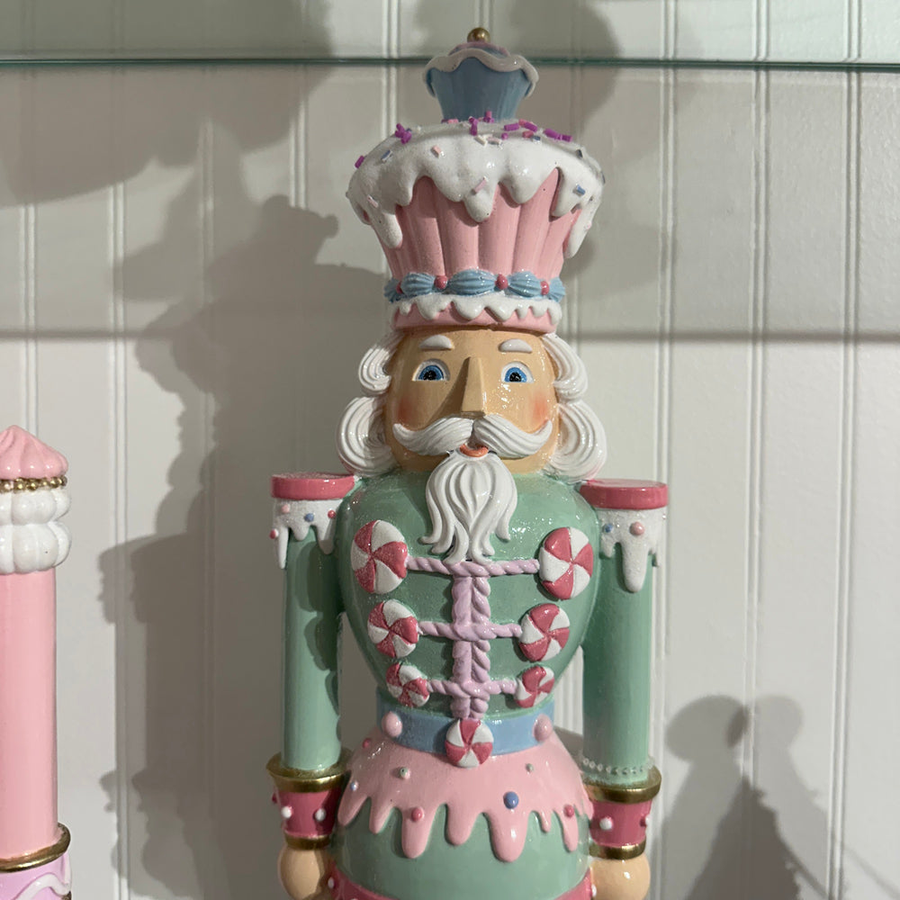 Viv! Christmas Kerstbeeld - Notenkraker met Desserts & Suikerdecoratie - set van 2 - pastel - 46cm