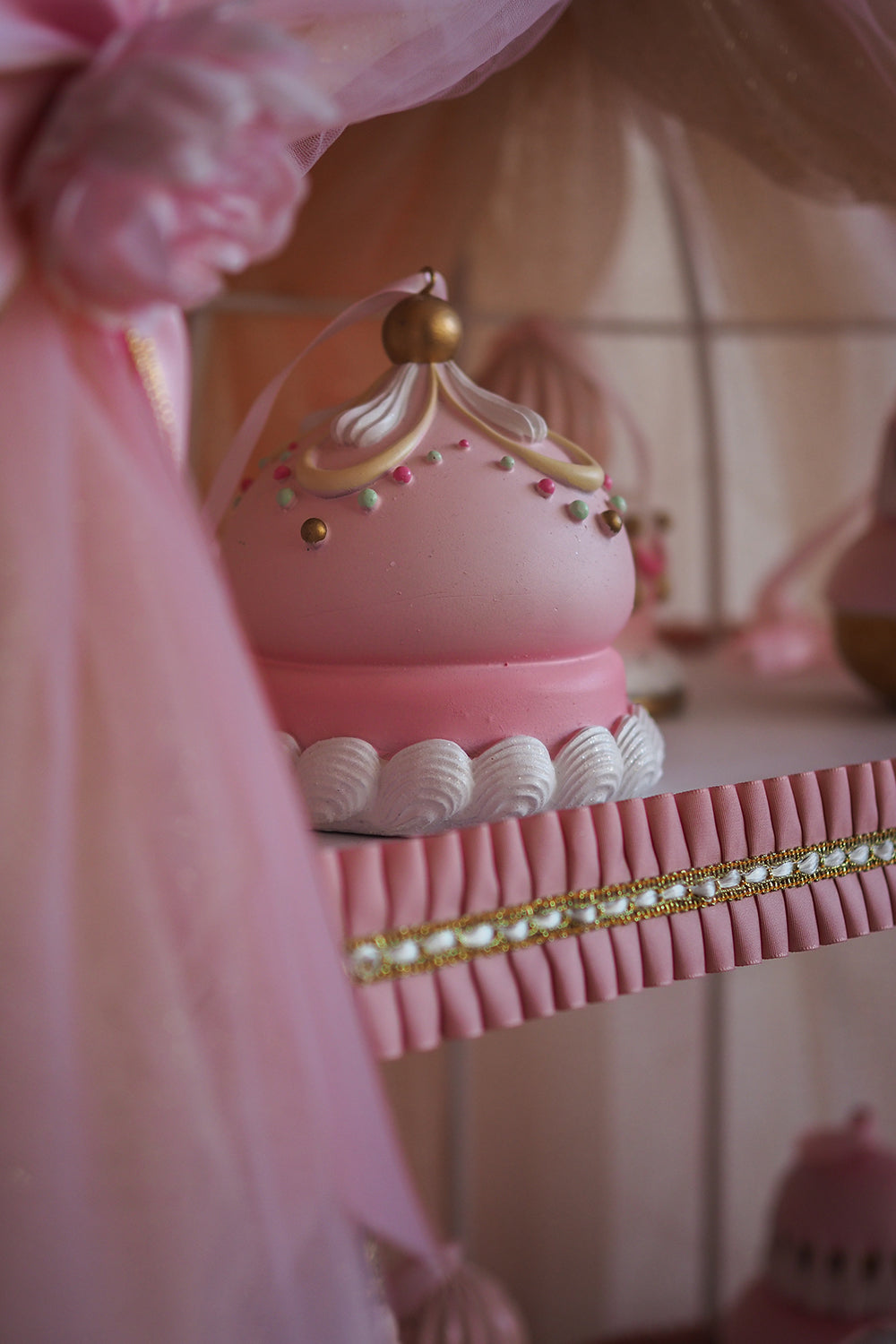 Viv! Christmas Kerstbeeld - Marie Antoinette Cupcake en Taart Display - roze - 95cm