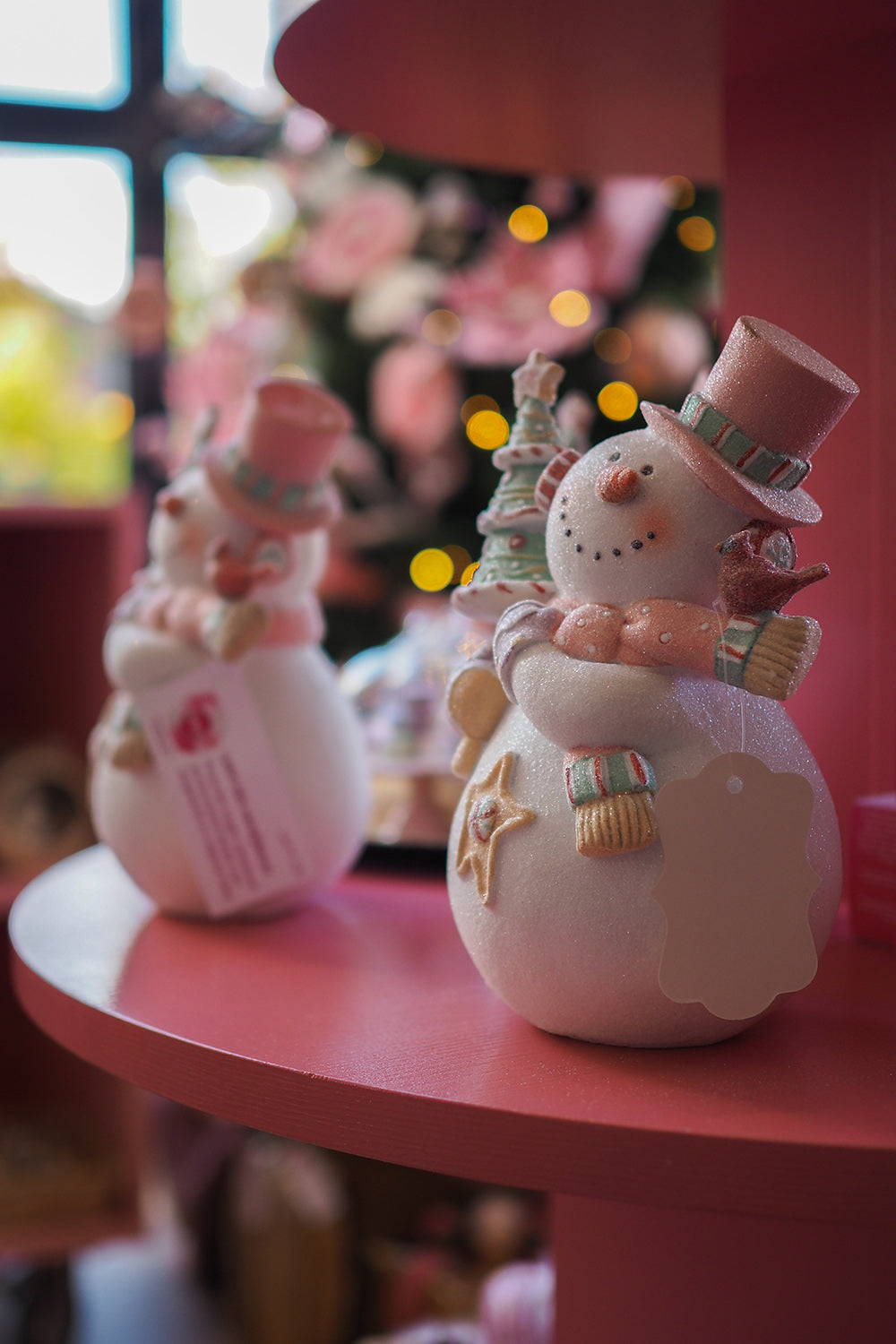 Viv! Christmas Kerstbeeld - Sneeuwpop met Kerstboom - pastel - roze wit - 21cm