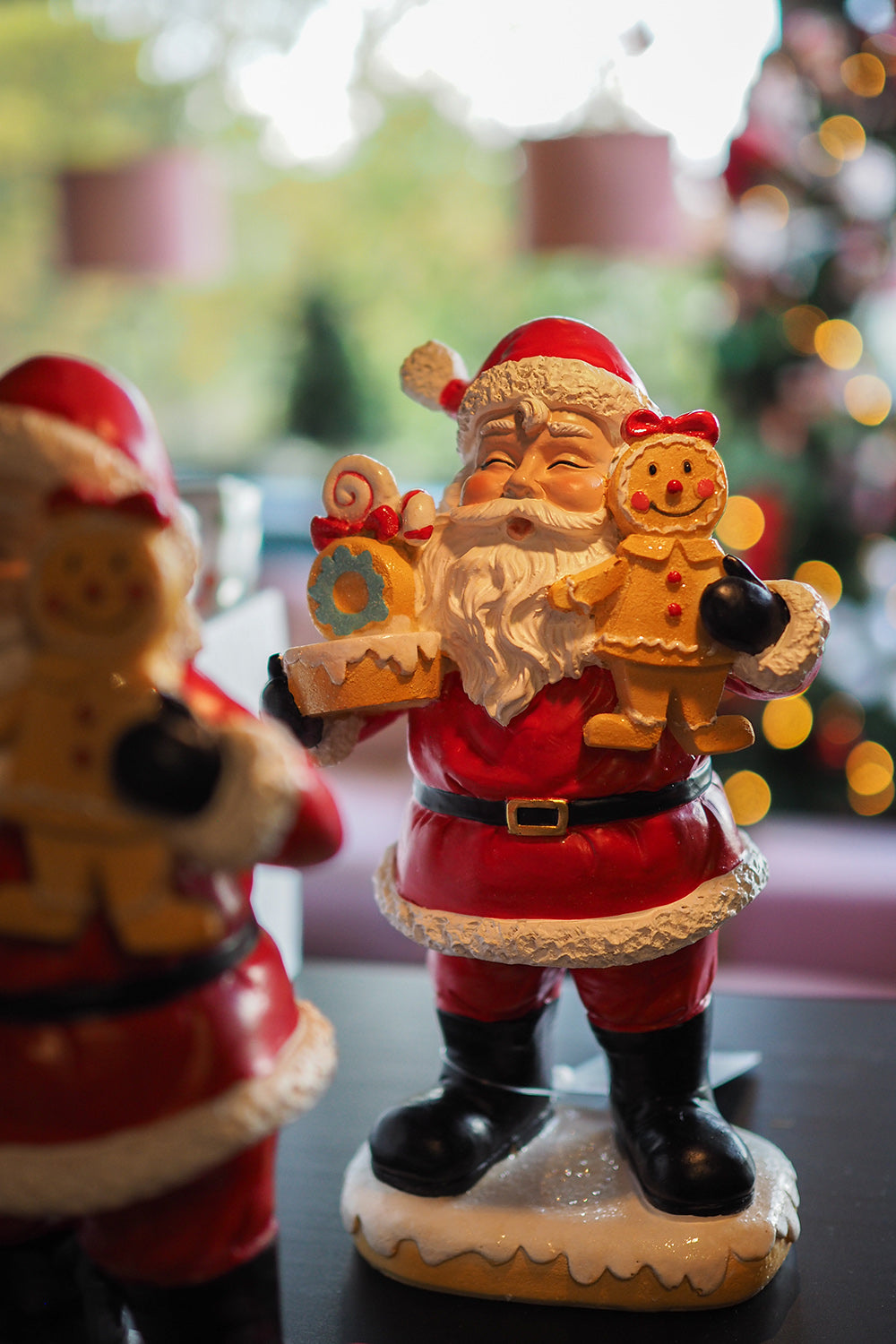Viv! Christmas Kerstbeeld - Kerstman met Snoep en Gingerbread Mannetje - rood - 23cm