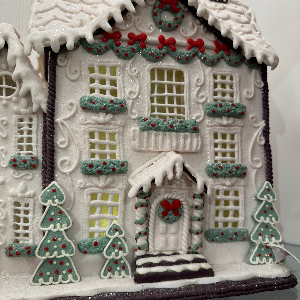 Viv! Christmas Kerstbeeld - Victoriaans Gingerbread Huis incl. LED Verlichting - wit groen rood - 34cm