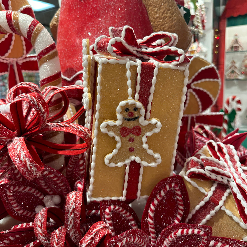 Viv! Christmas Kerstornament / Kerstboom Centerpiece - Gingerbread Cadeaubox met Strik - bruin rood - 20cm