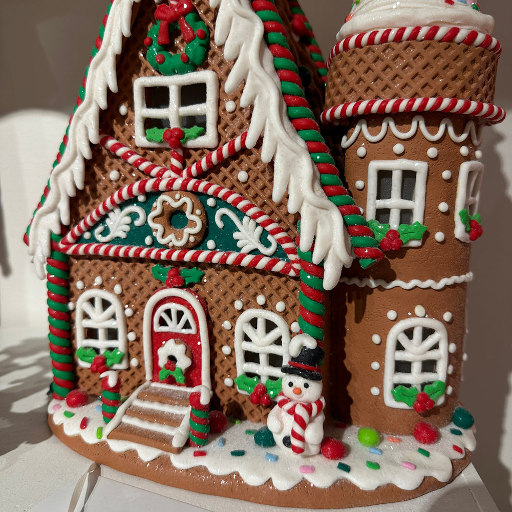 Viv! Christmas Kerstbeeld - Gingerbread Huis van Klei met IJstoren incl. LED Verlichting - bruin rood groen - 30cm