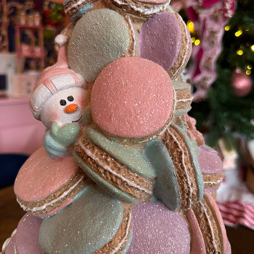 Viv! Christmas Kerstbeeld - Gingerbread Macaron Taart op Voetstuk met Sneeuwpop & Rendier - pastel roze - 63cm