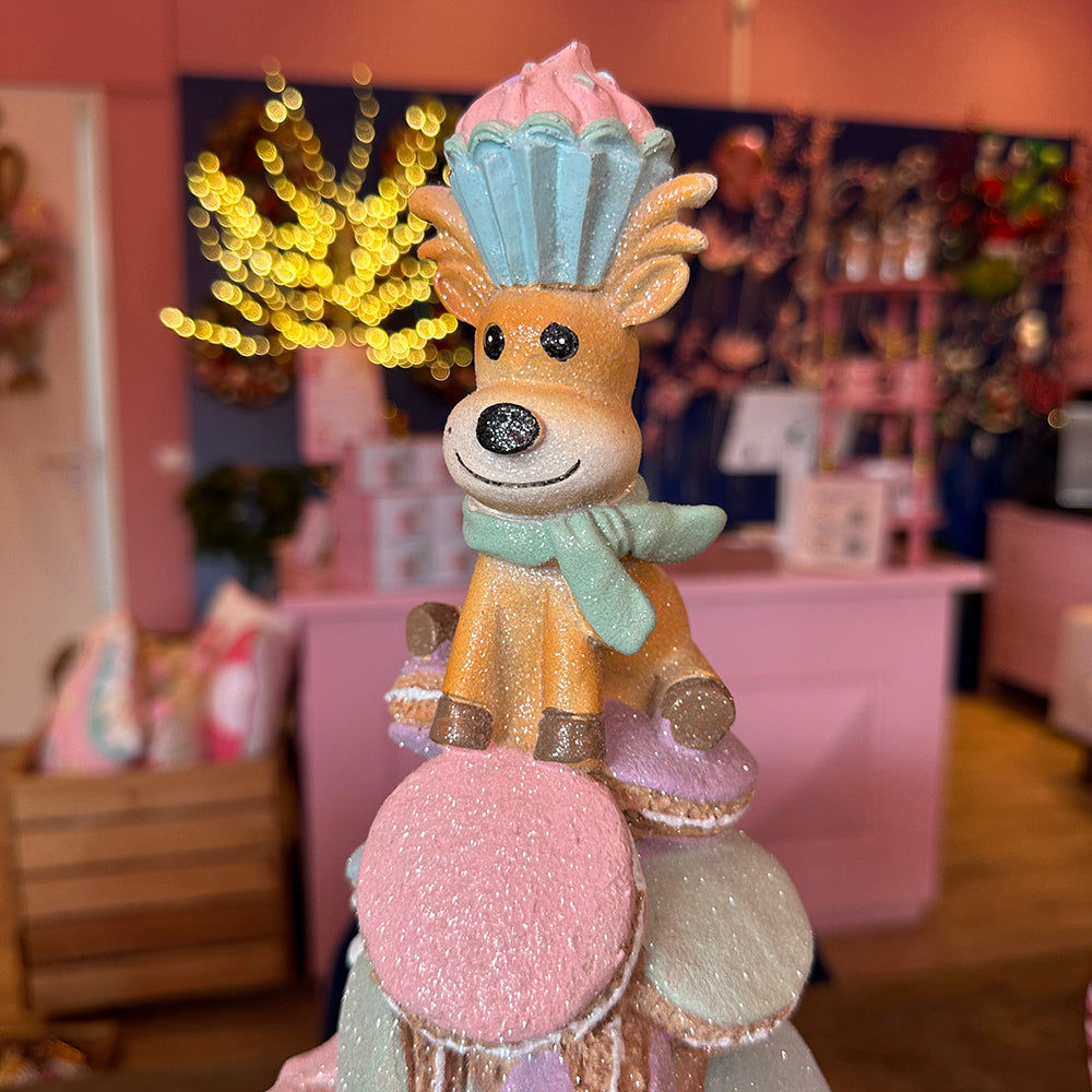 Viv! Christmas Kerstbeeld - Gingerbread Macaron Taart op Voetstuk met Sneeuwpop & Rendier - pastel roze - 63cm