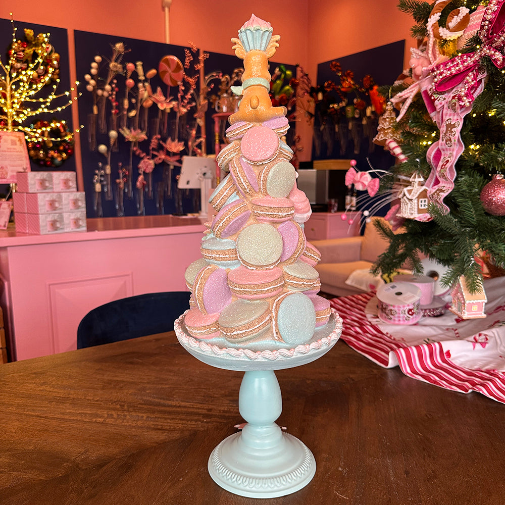 Viv! Christmas Kerstbeeld - Gingerbread Macaron Taart op Voetstuk met Sneeuwpop & Rendier - pastel roze - 63cm