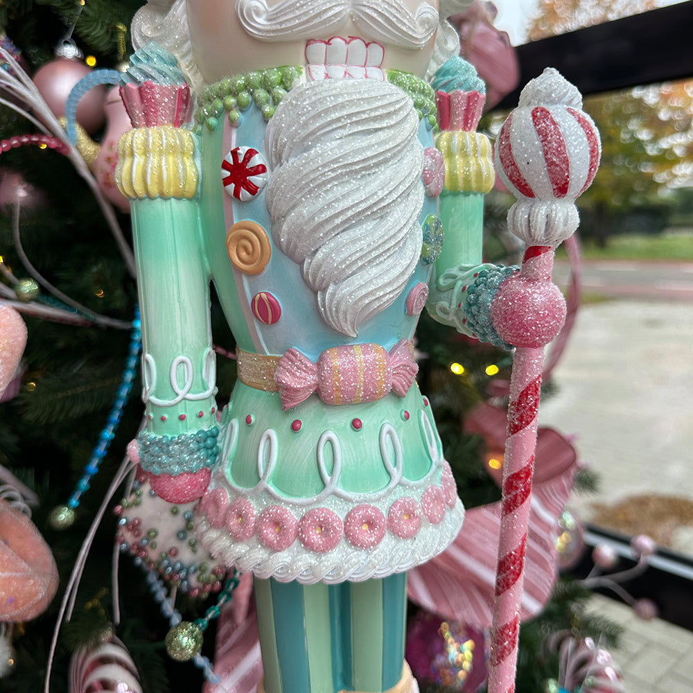 Viv! Christmas Kerstbeeld - Kerst Notenkraker Taart en Snoep - pastel - roze groen - 55cm