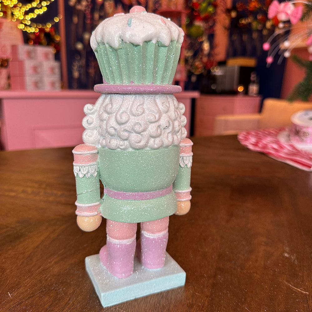 Viv! Christmas Kerstbeeld - Kleine Gingerbread Notenkraker met Cupcakehoed - pastel - 23cm