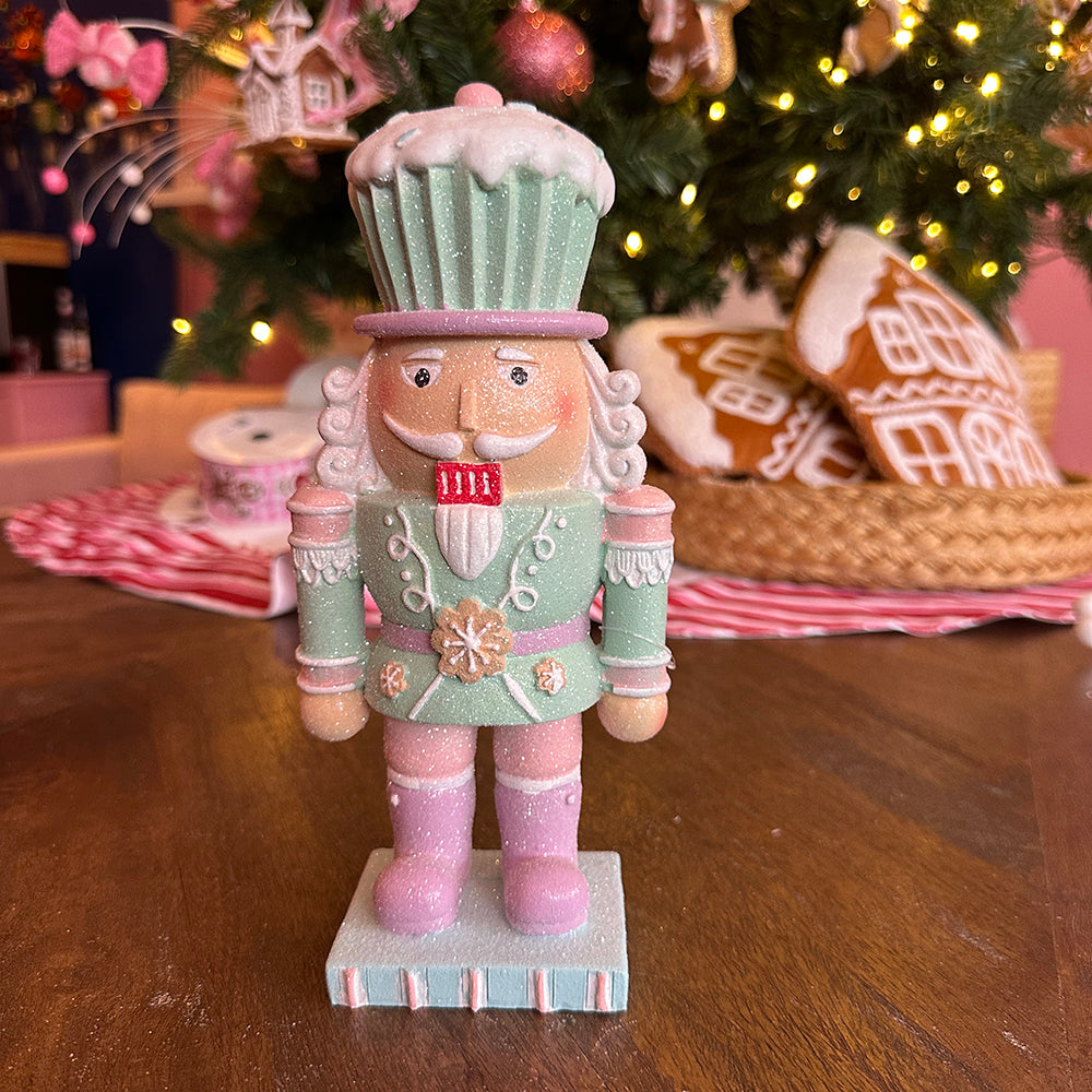 Viv! Christmas Kerstbeeld - Kleine Gingerbread Notenkraker met Cupcakehoed - pastel - 23cm