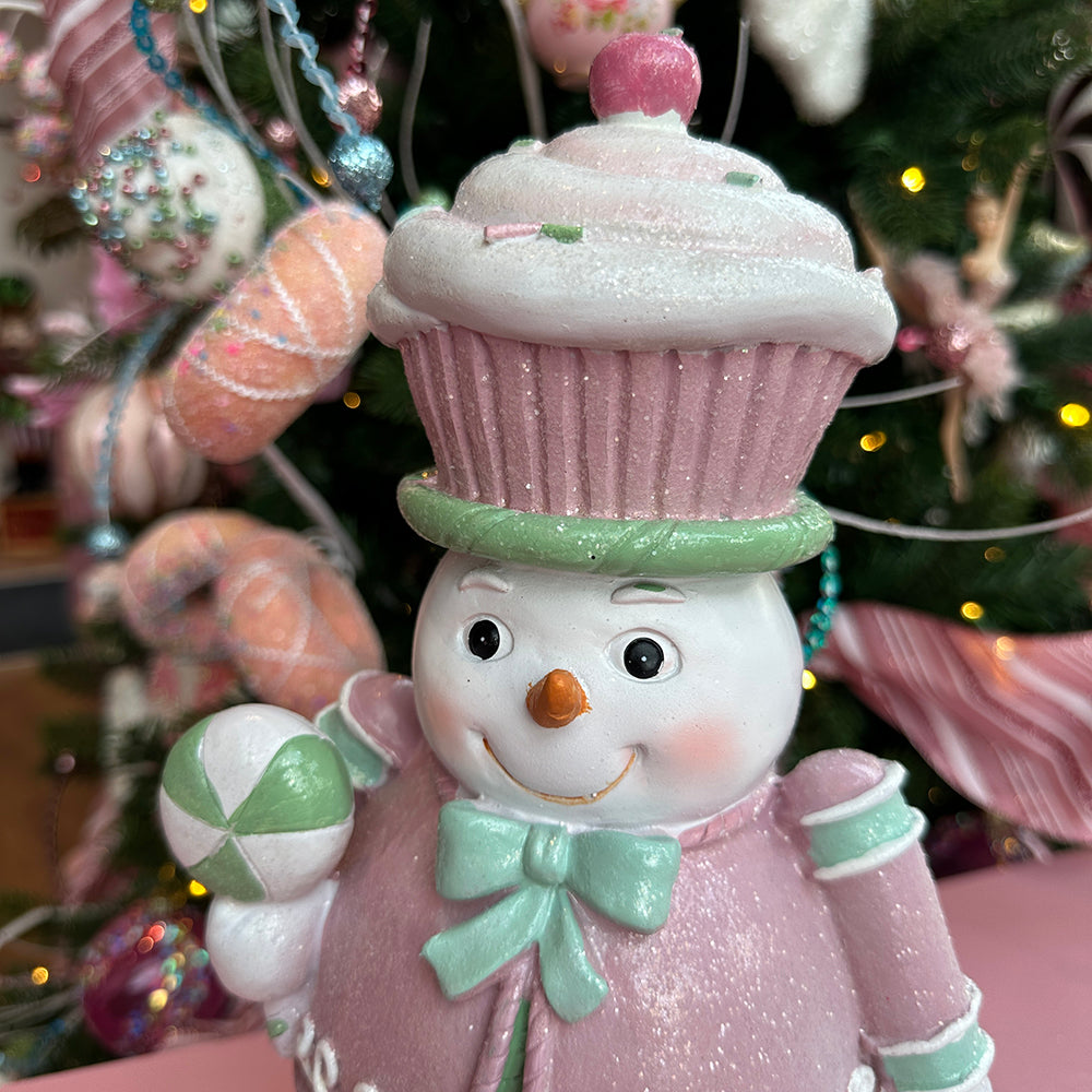 Viv! Christmas Kerstbeeld - Sneeuwpop Notenkraker met Cupcake Hoed - pastel - roze - 31cm