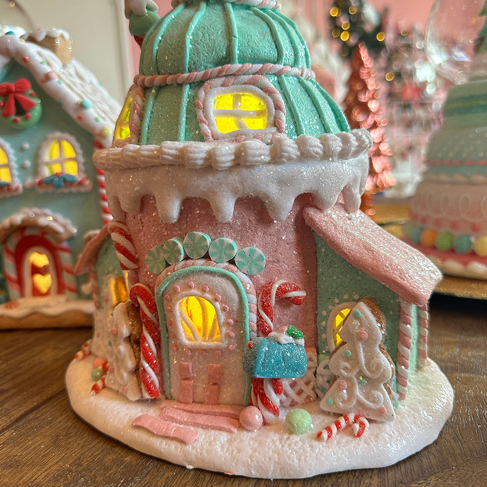 Viv! Christmas Kerstbeeld - Gingerbread Ijshoorn Huis incl. LED Verlichting - pastel - 25cm