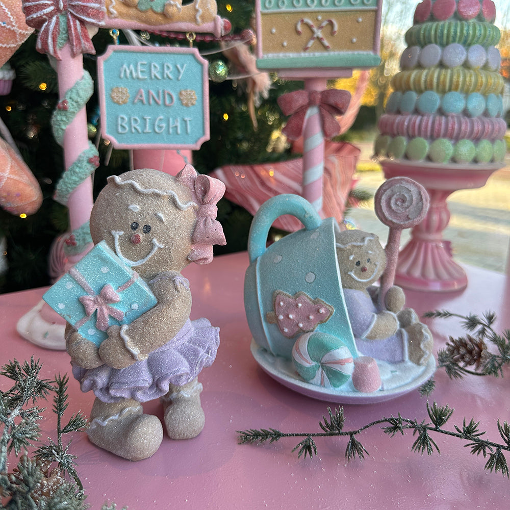 Viv! Christmas Kerstbeeld - Gingerbread Poppetjes in Theekop en met Cadeau - set van 2 - pastel - paars roze - 15cm