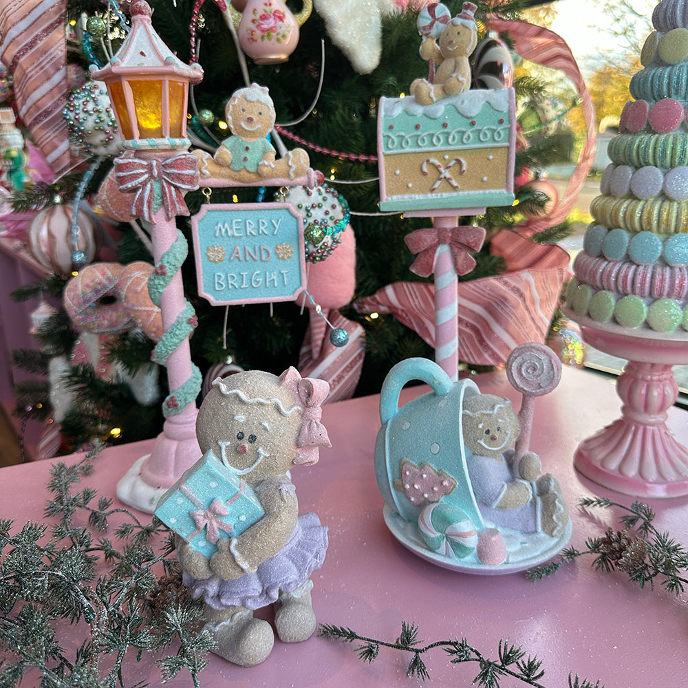 Viv! Christmas Kerstbeeld - Gingerbread Poppetjes in Theekop en met Cadeau - set van 2 - pastel - paars roze - 15cm