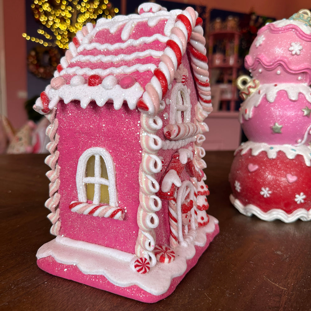 Viv! Christmas Kerstbeeld - Gingerbread Huis van Klei met Krans op de Deur incl. LED Verlichting - roze wit - 22cm