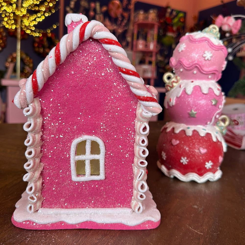 Viv! Christmas Kerstbeeld - Gingerbread Huis van Klei met Krans op de Deur incl. LED Verlichting - roze wit - 22cm