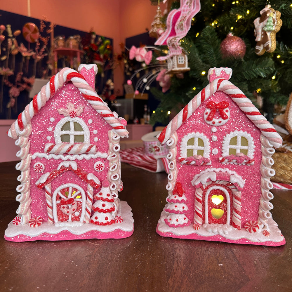 Viv! Christmas Kerstbeeld - Gingerbread Huis van Klei met Krans op de Deur incl. LED Verlichting - roze wit - 22cm