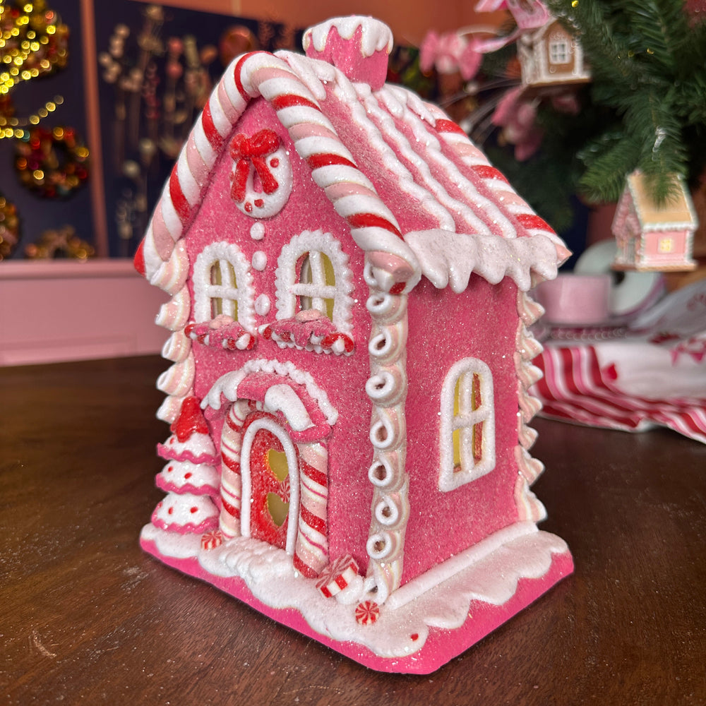Viv! Christmas Kerstbeeld - Gingerbread Huis van Klei met Hartjesdeur incl. LED Verlichting - roze wit - 22cm