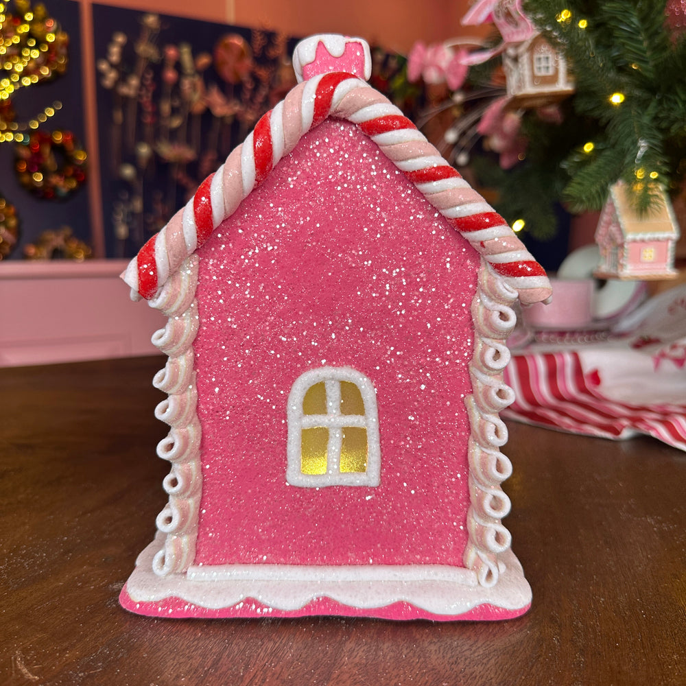 Viv! Christmas Kerstbeeld - Gingerbread Huis van Klei met Hartjesdeur incl. LED Verlichting - roze wit - 22cm