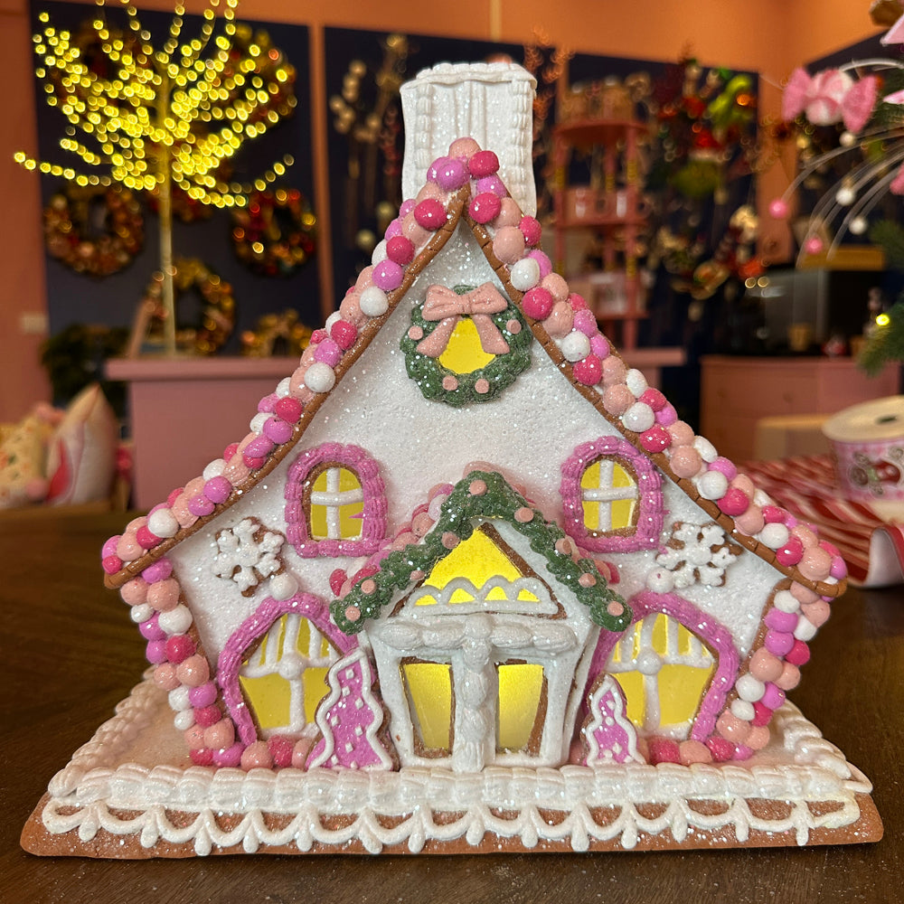 Viv! Christmas Kerstbeeld - Gingerbread Chalet Huis van Klei met Roze Snoepdecoratie incl. LED Verlichting - roze wit - 27cm