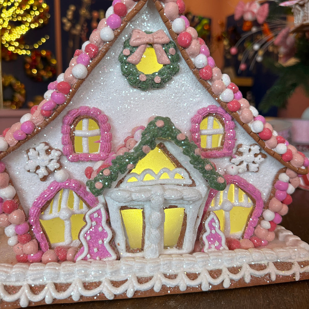 Viv! Christmas Kerstbeeld - Gingerbread Chalet Huis van Klei met Roze Snoepdecoratie incl. LED Verlichting - roze wit - 27cm